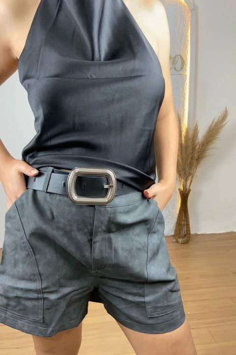 Shorts Feminino em Couro com Cinto Largo – Cinza