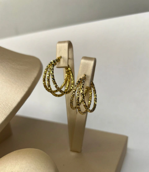Brinco Argola Três Fios Trabalhado Dourado