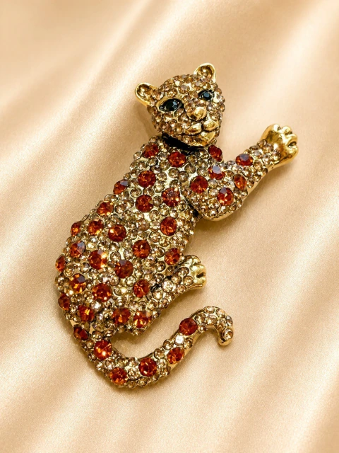 Broche Onça Cravejado com Strass