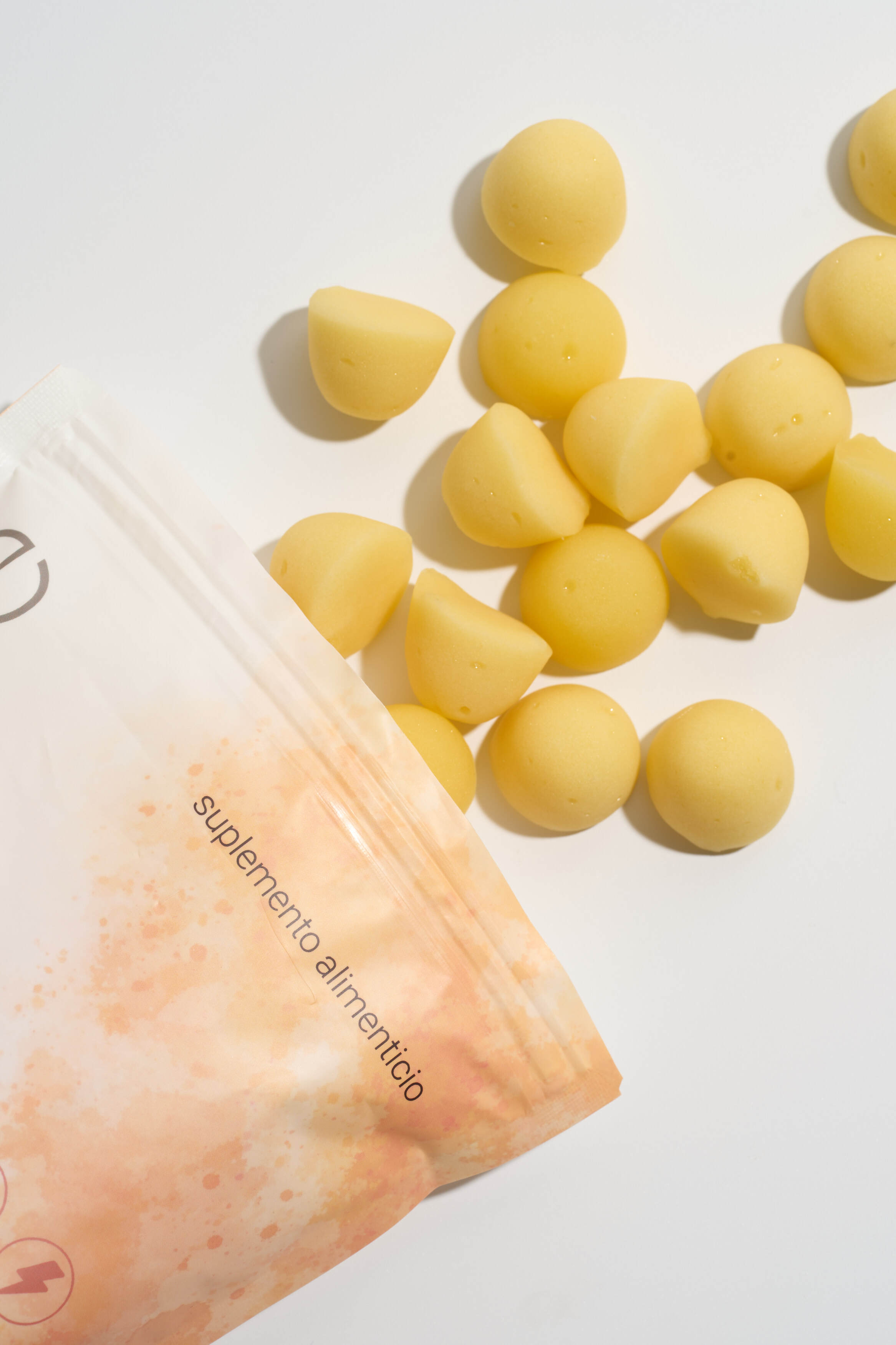Gomitas amarillas y empaque Basic & Pure