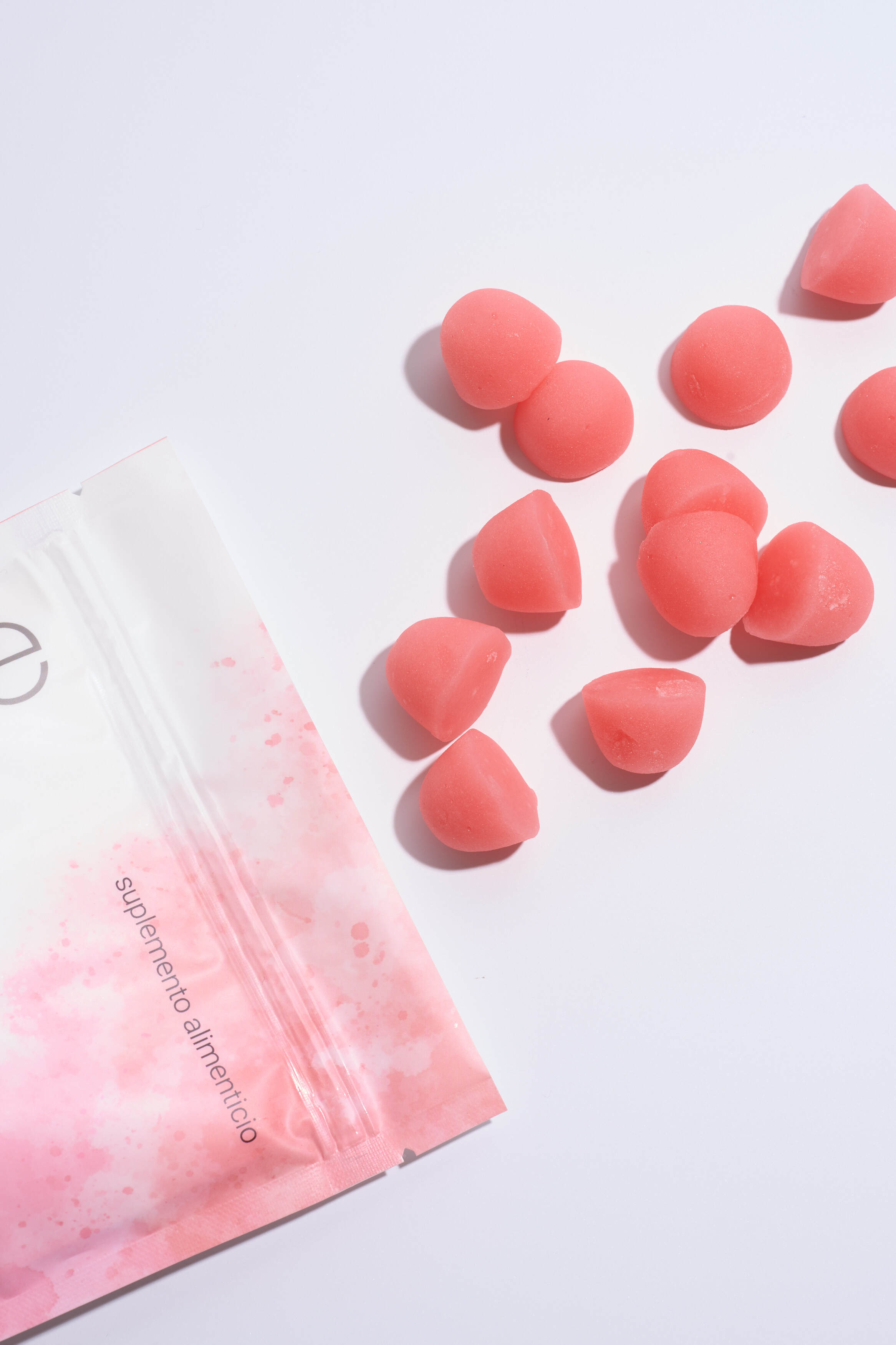 Gomitas rosas y empaque Basic & Pure