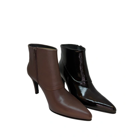 Bota de cuero en punta con taco aguja de 8cm
