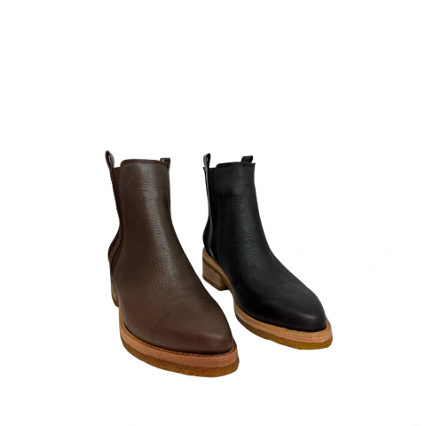 Bota sport con base de goma crep
