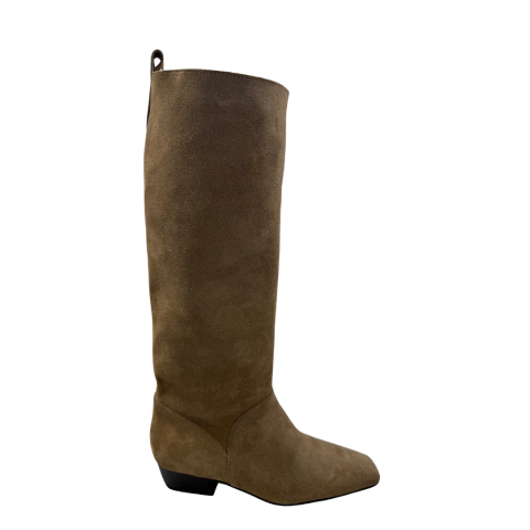 Bota estilo bucanera de cuero gamuzado con taco foliado