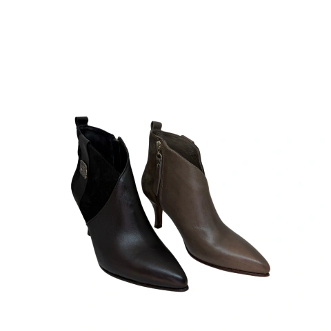 Bota combinada de cuero gamuzado con detalle y taco chupetón de 7cm