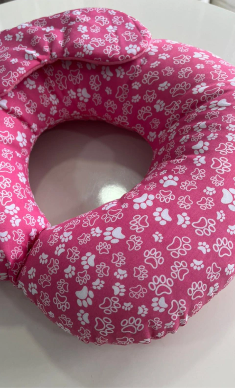 Travesseiro de Pescoço Adulto + Tapa Olhos - Patinhas Rosa