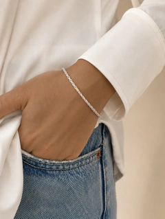 Pulsera lisa de plata con duble puesta en la muñeca