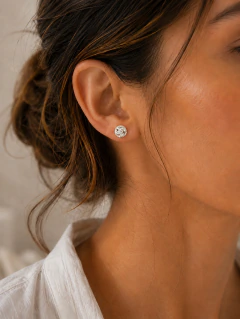 Aro pasante de plata botón 8mm con circonitas puesto en la oreja