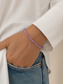 Pulsera de cristal checo puesta en la muñeca