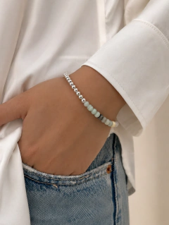 Pulsera de plata con piedras naturales puesta en la muñeca