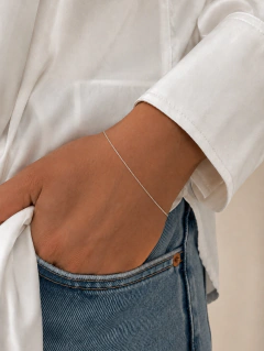 Pulsera de plata tejido veneciano puesta en la muñeca