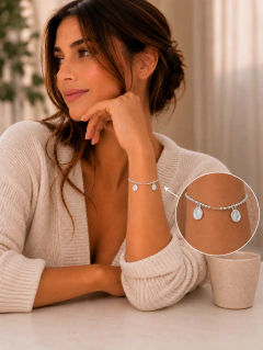Pulsera de plata de bolitas con medalla milagrosa puesta en la muñeca