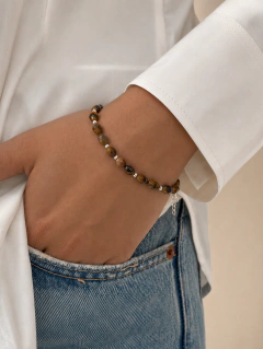 Pulsera de plata con piedras naturales puesta en la muñeca