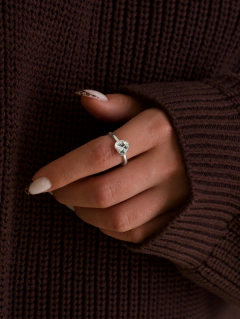 Anillo de plata 925 puesto en la mano