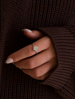 Anillo de plata solitario redondo puesto en la mano