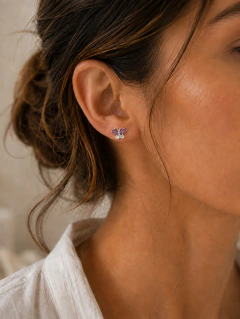 Aro pasante de plata mariposa con cubic amatista puesto en la oreja