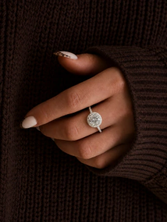 Anillo de plata 925 puesto en la mano