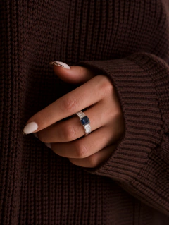 Anillo de plata 925 puesto en la mano