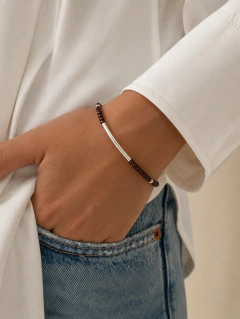 Pulsera de plata con piedras naturales puesta en la muñeca