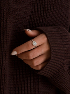 Anillo de plata rosetón de circonitas puesto en la mano