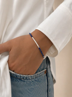 Pulsera de plata con piedras naturales puesta en la muñeca