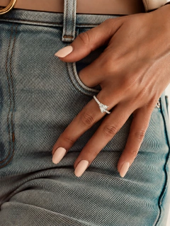 Anillo de plata 925 puesto en la mano