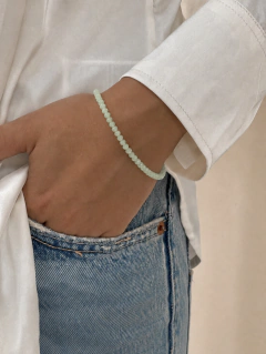 Pulsera de cristal checo puesta en la muñeca