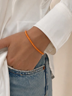 Pulsera de cristal checo puesta en la muñeca