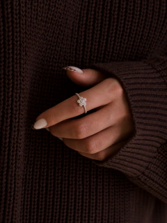 Anillo de plata flor de circonitas con aro de bolitas puesto en la mano