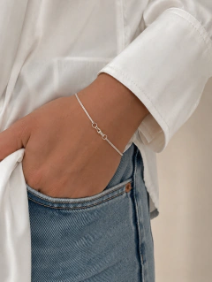 Pulsera de plata puesta en la muñeca