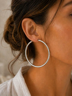 Argolla de plata lisa de 60mm puesta en la oreja
