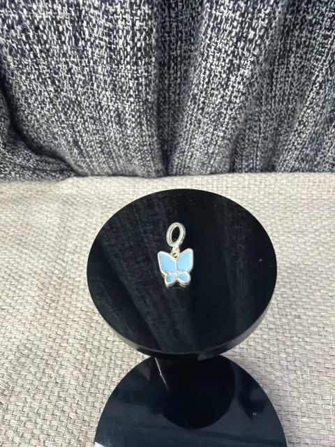 Berloque de borboleta em prata 925 e resina azul