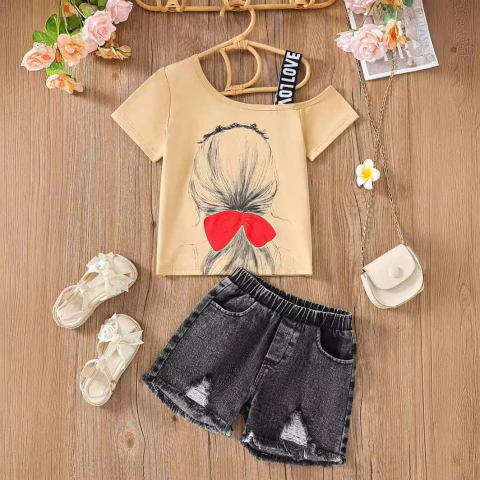 Blusa Bege Com Estampas E Detalhe No Ombro, Com Short Jeans