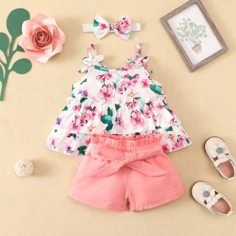 Blusa Floral Em Camadas E Shorts Salmão Com Faixa Na Cabeça