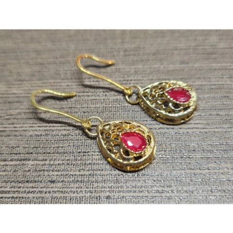 Brinco Gancho Banhado a Ouro 18k com Pingente de Cristal Rubi - comprar online