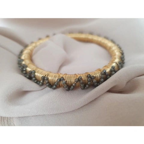 Pulseira Dourada com Mini Pedras Naturais Labradorita
