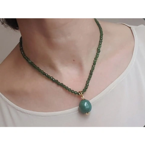 Colar e Pingente com Pedras Jade Esmeralda