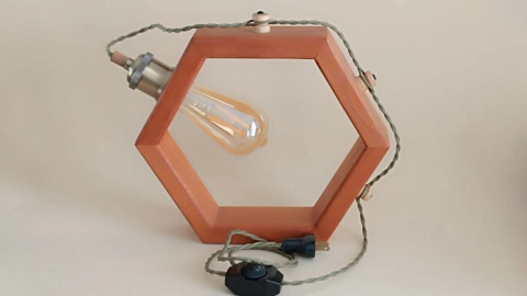 Lámpara hexagonal de madera