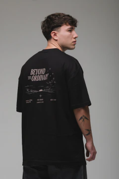 Remera "Beyond the ordinary" en internet
