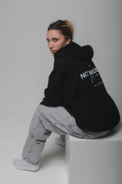 Buzo "Stay rare" en internet