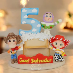 Vela de Aniversário Toy Story personalizado (3 personagens woody, Jessie e Buzzlightear) em Biscuit