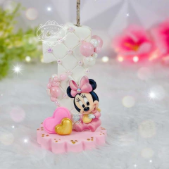 Vela de aniversário infantil em biscuit na forma do número 1 com decoração da Minnie Baby em tons de rosa, com corações decorativos e detalhes brilhantes