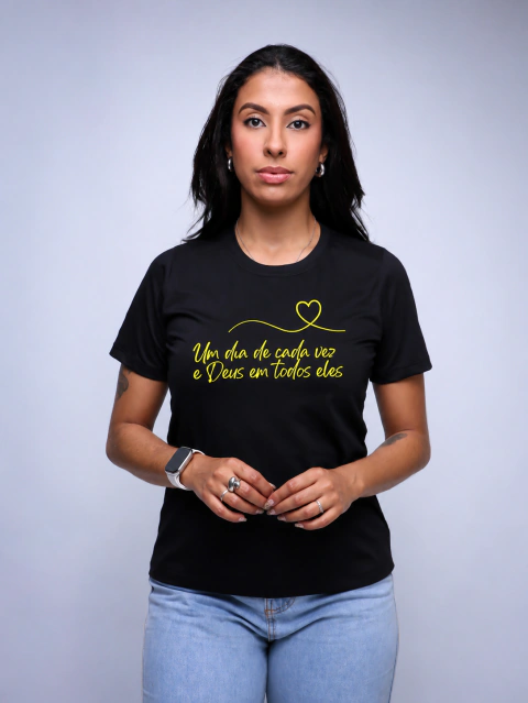 T-shirt - Um dia de cada vez - Preta