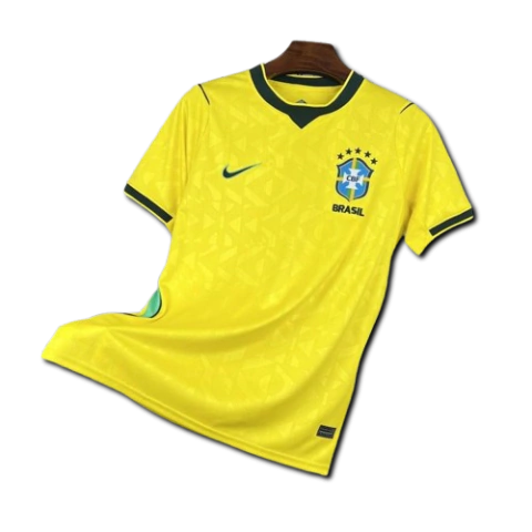 Camisa amarela da seleção brasileira de futebol 2026 com marca d'água e detalhes verdes