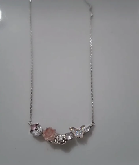 Título SEO:
Collar ajustable de mariposa con circones | Luna Suave

Descripción SEO:
Collar ajustable con dije de mariposa y detalle circones. Una joya delicada y femenina para uso diario o regalo. Disponible en Luna Suave Chile.

URL:
collar-ajustable-ma