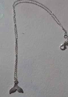 Collar plateado con dije en forma de cola de ballena