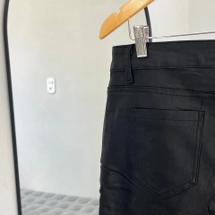 Calça Skinny de Couro Fake Resinada Forrada 