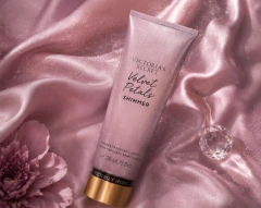 Victoria’s Secret Velvet Petals Shimmer Loção Perfumada 236ml - Marra Perfumes