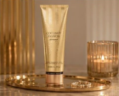 Victoria’s Secret Coconut Passion Shimmer Loção Perfumada 236ml - Marra Perfumes