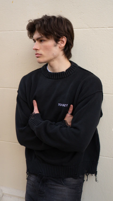 SWEATER TOUNZY NEGRO CON ROTURAS
